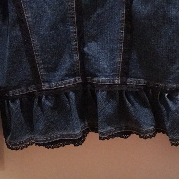 New Identity medium ruffle and black lace jacket w button front and sleeves. - Picture 7 of 10